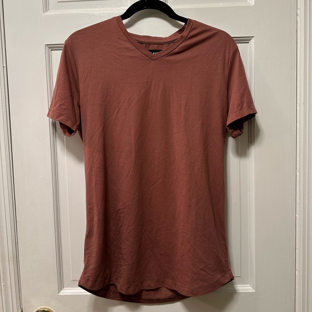 Cuts Curve-Hem V-Neck Tee‎